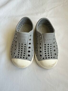 Native Jefferson Slip-On Kids Shoes in Gray size C6